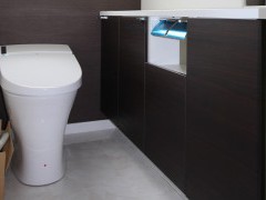 タンクレスのトイレに棚もつけてすっきり